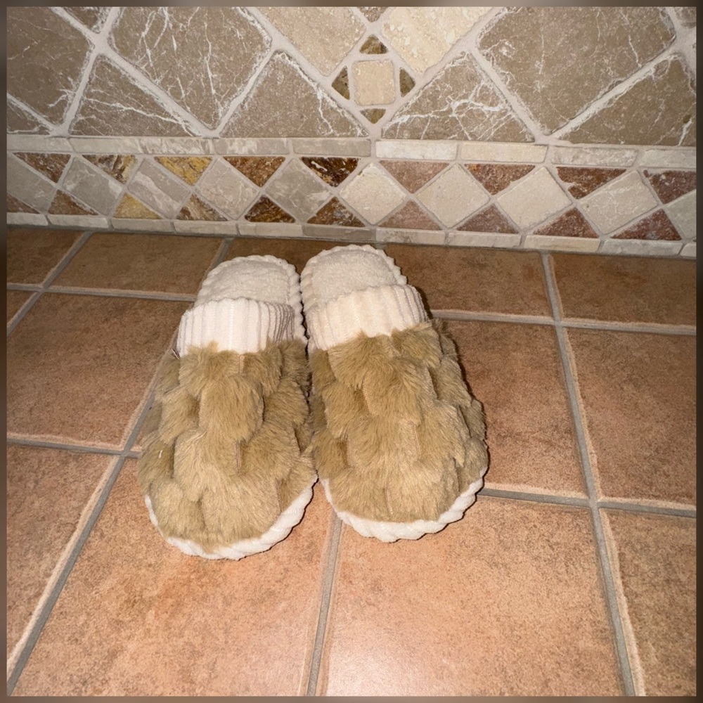 🆕🌟Slippers🌟 - Picture 5 of 10